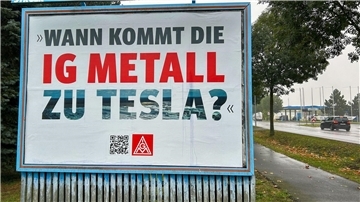 Mehr als 1000 Beschäftigte von Tesla habven nach Angaben der IG Metall in der Fabrik in Grünheide gemeinsam bessere Arbeitsbedingungen eingefordert.