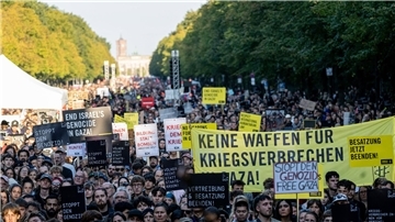 Mehr als 100.000 Menschen haben nach Schätzung der Veranstalter am Gaza-Protest teilgenommen. Die Polizei nannte etwas niedrigere Zahlen.