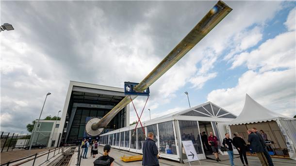 Minister Habeck weiht Rotorblätter-Prüfstand in Bremerhaven ein Mehr als 115 Meter lange Rotorblätter können hier künftig getestet werden.