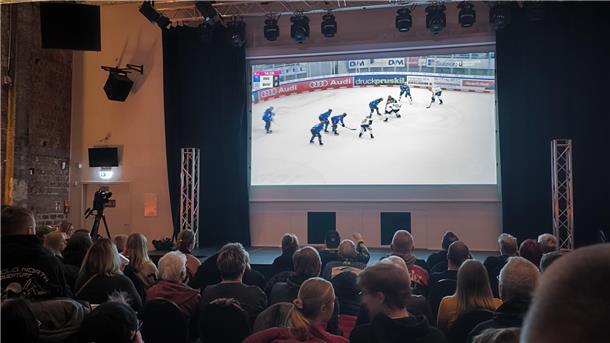 Mehr als 170 Pinguins-Fans fieberten bereits am Mittwoch beim Public Viewing im Apollo Bremerhaven mit und feuerten die Mannschaft an.