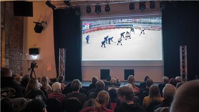 Mehr als 170 Pinguins-Fans fieberten bereits am Mittwoch beim Public Viewing im Apollo Bremerhaven mit und feuerten die Mannschaft an.