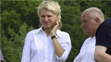 Mehr als 20 Jahre ist das her: Doris Fitschen 2003 beim Länderspiel der U 19-Juniorinnen gegen Kanada in Rotenburg, zusammen mit ihrem Entdecker Fritz Rathjen.