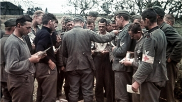  Soldaten werden während ihres Einsatzes im 2. Weltkrieg Feldpostbriefe ausgehändigt 