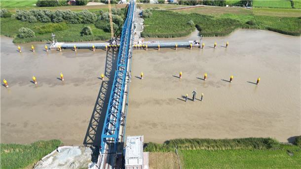 Weg frei nach zehn Jahren - Friesenbrücke ist geöffnet Mehr als 300 Meter ist die neue Friesenbrücke in Ostfriesland lang.