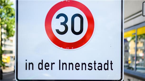 Mehr als 420 Städte und Gemeinden in Deutschland haben sich einer Initiative angeschlossen, die fordert, dass die Kommunen selbst über Tempo 30 bestimmen dürfen. In Nordenham hat die Diskussion gerade erst begonnen.