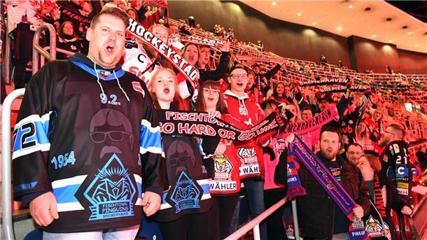 Mehr als 500 Fans begleiteten die Fischtown Pinguins zum Spiel bei den Eisbären Berlin.