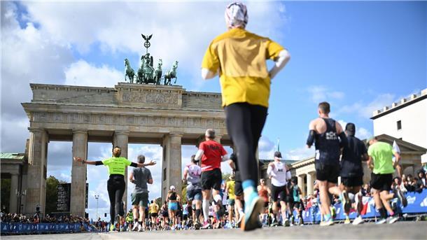 Rekord: Mehr als 54.000 erreichen Marathon-Ziel in Berlin Mehr als 54.000 Läuferinnen und Läufer erreichten das Ziel in Berlin.