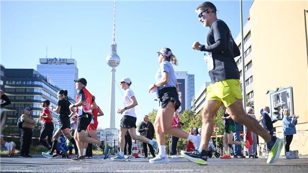 Rekord: Mehr als 54.000 erreichen Marathon-Ziel in Berlin Mehr als 58.000 Teilnehmerinnen und Teilnehmer waren am Start.