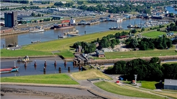 Mehr als 60 Millionen Euro investiert das Land Niedersachsen zusätzlich in den Emder Hafen. (Archivbild)