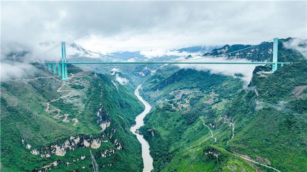 Mehr als 600 Meter sind es zwischen dem Fluss und der Fahrbahn der Brücke.