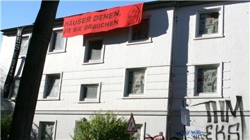 Mehr als 75 Personen haben ein leerstehendes Haus in Bremen besetzt.