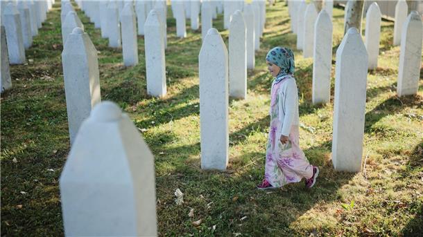 Gedenktag für Opfer von Srebrenica – AfD-Eklat im Bundestag Mehr als 8.000 bosnische Muslime wurden im Raum Srebrenica von bosnisch-serbischen Truppen getötet.