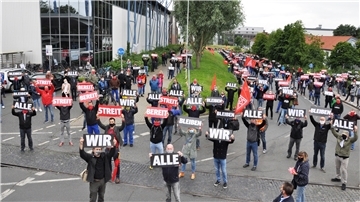 Mehr als tausend Mitarbeiterinnen und Mitarbeiter von Premium Aerotec haben am 8. Juli vor den Toren von Premium Aerotec für die Erhaltung ihrer Jobs demonstriert.