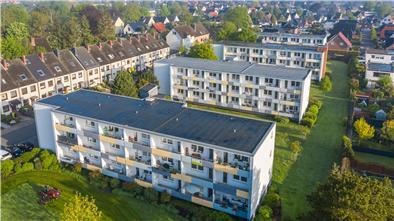Mehr Effizienz und mehr Klimaschutz bei der Energieversorgung: Die vier Gebäude der Wohnanlage Krummenacker/Thunstraße in Wulsdorf lässt die Gewoba mit einem Blockheizkraftwerk und Photovoltaikanlagen ausstatten.