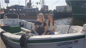 Mehr Frauen ans Steuer: Julia Eicken und Rosa Homeyer haben im Börteboot „Lottjen" Platz genommen. Das Boot darf wieder als Wassertaxi fahren.