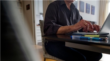 Mehr Möglichkeiten zur Arbeit im Homeoffice könnten aus Sicht von Wirtschaftsminister Robert Habeck helfen, den Fachkräftemangel zu beheben.