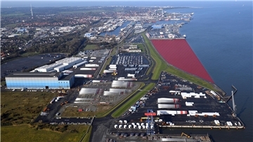 Mehr Platz für den Windkraft-Umschlag: Der Cuxhavener Hafen soll um 38 Hektar (rote Fläche) wachsen. Wenn der Ausbau fertig ist, verfügt die Stadt über eine mehr als 4 Kilometer lange Kaje.