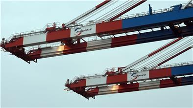 Mehr Tempo beim Umschlag, kleinere Containerbrücken-Teams: Mit einer Fülle von Maßnahmen will die Eurogate-Spitze das Unternehmen wieder profitabel machen. Der Betriebsrat fordert jedoch mehr Detail-Informationen. Foto: Scheer