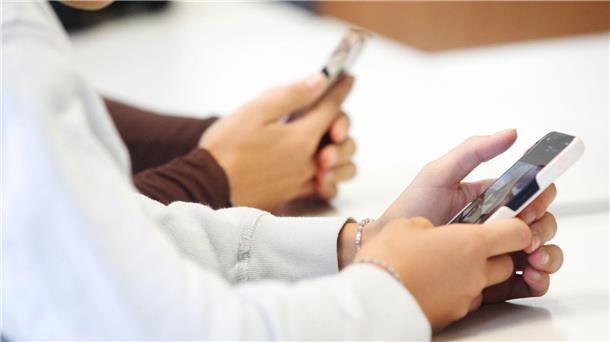Mehr Texten als Sprechen? Eine Krankenkasse warnt vor Sprachstörungen bei Kindern.