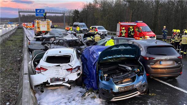 Mehrere Fahrzeuge stehen nach der Massenkarambolage teils stark beschädigt an der Unfallstelle.