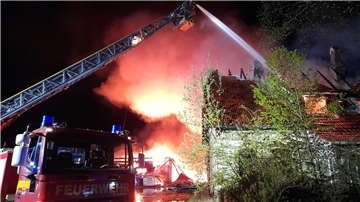Lunestedt: Tischlerei brennt bei Großfeuer aus Mehrere Gebäude sind in Flammen aufgegangen.