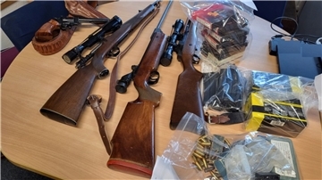 Mehrere Gewehre und viele Schuss Munition stellte das SEK während des Einsatzes sicher. Auf dem Bild ist nur ein Teil davon zu sehen.