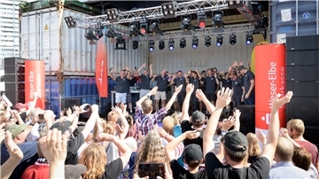Jubelnde Fans mit Spielern der Fischtown Pinguins