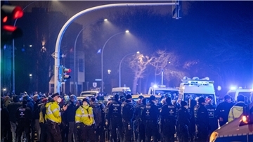 Mehrere Hundert Impfgegner und Querdenker wurden am Freitagabend immer wieder von einem massiven Polizeiaufgebot gestoppt – so wie hier auf der Pestalozzistraße. Die Gegendemonstranten versammelten sich in der Fußgängerzone Höhe Lloydstraße.