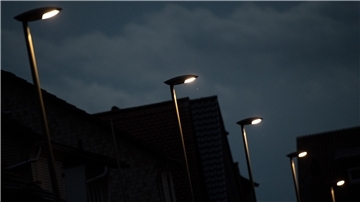 Mehrere LED-Straßenlampen leuchten im Dunkeln. Um Energie zu sparen soll die Straßenbeleuchtung in der Samtgemeinde Tarmstedt reduziert werden.