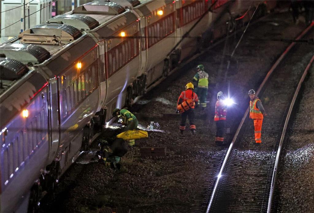 Mehrere Menschen sind bei einem Angriff in einem Zug in England verletzt worden.