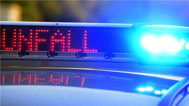 Unfälle auf schneebedeckter A95 - ein Toter, Verletzte Mehrere Menschen sind schwer bei einer Unfallserie auf der schneebedeckten A95 in Bayern verletzt worden. Ein Autofahrer ist ums Leben gekommen.