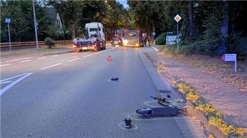 Mehrere Meter wurde der 16-jährige E-Scooter-Fahrer unter dem Anhänger (im Hintergrund) mitgeschleift.