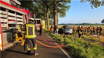 Mehrere Ortsfeuerwehren, Rettungsdienst und Polizei sind bei einem Unfall zwischen Visselhövede und Wittdorf im Einsatz und helfen einer schwer verletzten Frau.
