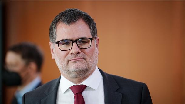 Mehrere Politiker haben den Nazi-Vergleich von Kanzleramtschef Wolfgang Schmidt im Ringen um eine Lieferung von Kampfpanzern an die Ukraine kritisiert.