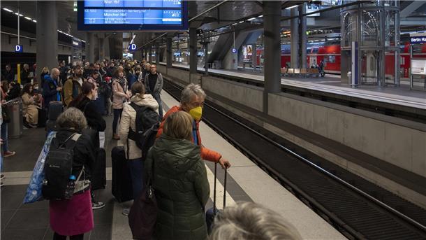 Reisende stehen auf Bahnsteigen im Hauptbahnhof, nachdem der Fernverkehr in Norddeutschland zum Erliegen gekommen ist. 