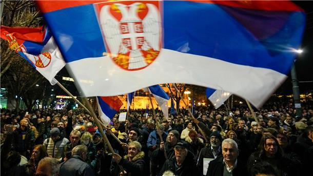 Tumulte bei Protest gegen mutmaßlichen Wahlbetrug in Belgrad Mehrere Tausend Anhänger der serbischen Opposition haben gegen mutmaßlichen Betrug bei der Kommunalwahl vor einer Woche demonstriert.
