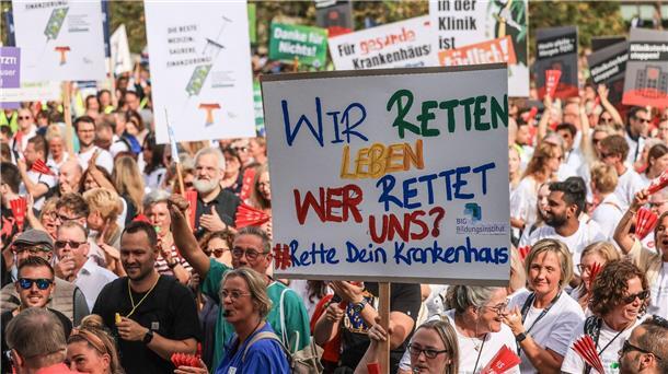 Mehrere tausend Beschäftigte nordrhein-westfälischer Krankenhäuser fordern vor dem Landtag in Düsseldorf mehr Geld von der Bundesregierung für die Kliniken.