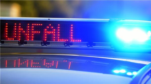 Mehrere Unfälle ereigneten sich auf der A27: Eine Fahranfängerin landete mit ihrem Audi auf der Schutzplanke, und eine andere Unfallfahrerin griff eine Polizistin an.