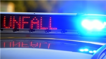 Mehrere Unfälle ereigneten sich auf der A27: Eine Fahranfängerin landete mit ihrem Audi auf der Schutzplanke, und eine andere Unfallfahrerin griff eine Polizistin an.