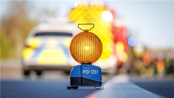 Mehr als 20 Fahrzeuge beschädigt: Brückenwürfe auf A1 und A7 Warnlicht