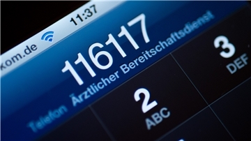 Mehrfach hat Hans-Dieter Brandau die Notfallnummer 116117 angerufen, weil seine Frau starke Schmerzen hatte. Ein Arzt sei nicht gekommen, ärgert er sich.
