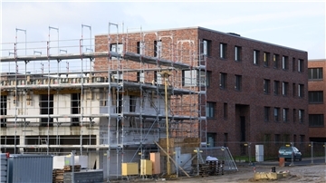 Mehrfamilienhäuser mit Wohnungen werden im Neubaugebiet Wasserstadt in Hannover gebaut.
