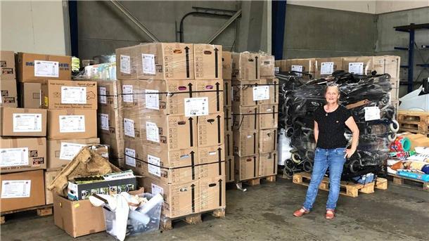 Meike Schlarmann vom humanitären Verein Hiob - Hilfe für Osteuropa mit gespendeten Hilfsgütern für die Ukraine.