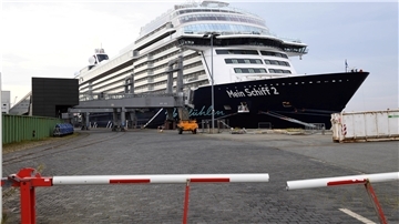 „Mein Schiff 2“ hat am Dienstag in Bremerhaven angelegt – und zum ersten Mal seit langem auch einen Landgang für Kreuzfahrtpassagiere ermöglicht.