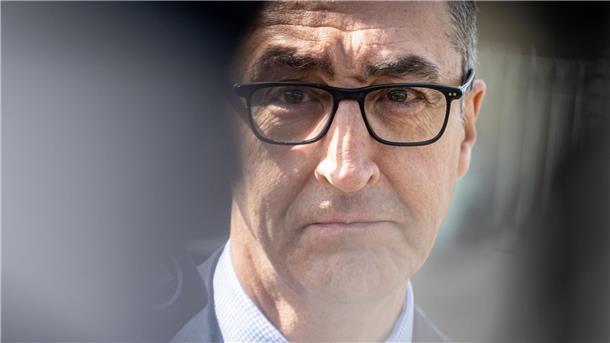 „Meine Eltern wollten danach, dass ich mich öffentlich zurückhalte, damit ich nicht selber zur Zielscheibe werde“: Cem Özdemir über den Brandanschlag von Solingen.