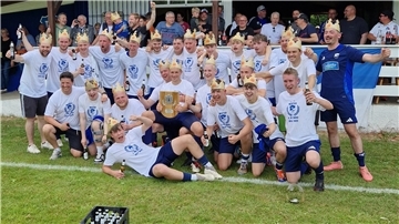 "Meister 2. KK Nord 2024/2025" - mit extra bedrucktem Shirt und Krone feiern die Männer des TuS Elsdorf die Meisterschaft und den Aufstieg in die erste Kreisklasse.