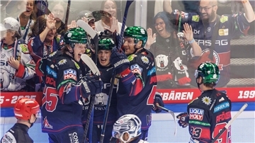 Meister Eisbären Berlin mit Ty Ronning (2.v.l) unterstrich seine Ausnahmestellung zum DEL-Auftakt gegen Dresden.