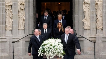 Melania Trump (Mitte r.) und ihr Vater Viktor Knavs sowie Donald Trump (hinten r.) Sohn Barron hinter dem Sarg der Mutter der ehemaligen First Lady, Amalija Knavs.