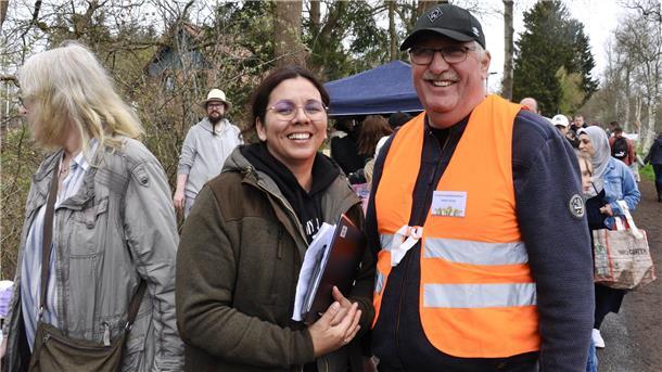 Melanie Blank und ihre Mitstreiter vom Touristikverein Gnarrenburg - unser Foto zeigt die Vorsitzende mit Frank Tietjen - hatten wieder alle Hände mit der Vorbereitung des Blütenfestes zu tun.