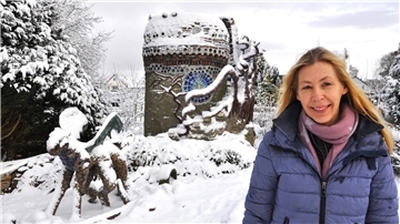 Melanie Hauschild vor ihrem Kunstwerk in der Kleingartenanlage Naturglück an der Bahnhofstraße. Seit zwei Jahren arbeitet sie bereits daran. Nun will die Stadt das Kunstwerk abreißen lassen.